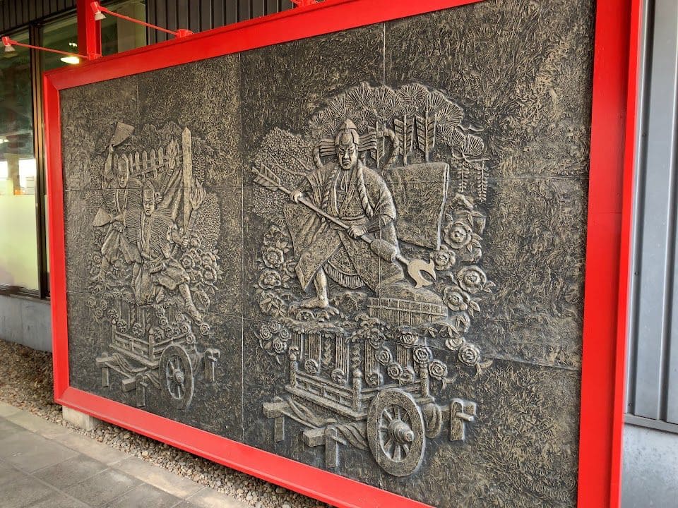 通路上の彫刻
