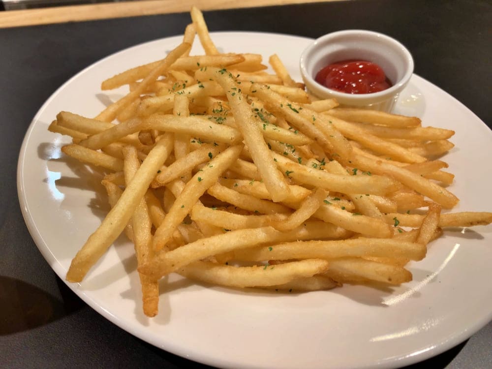 遠野醸造で食事も楽しむ（フライドポテト）