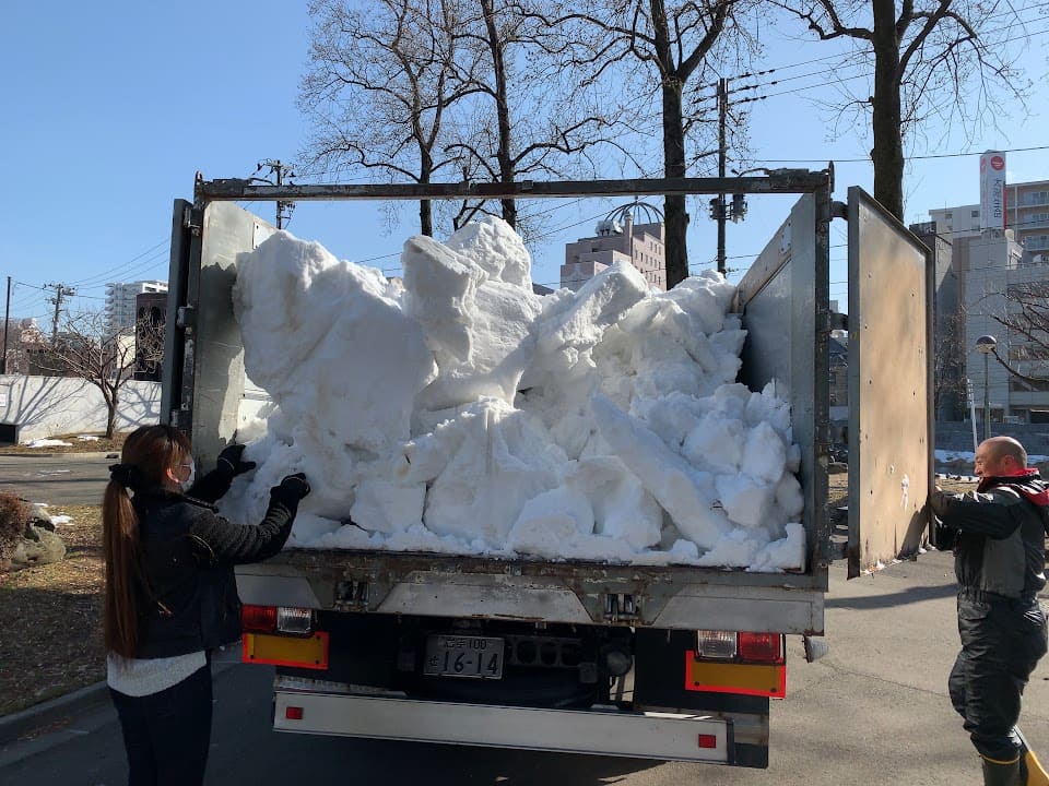 雪不足のため、梁川地域から差し入れ