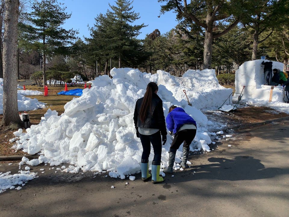 雪像づくりには困らない大量の雪