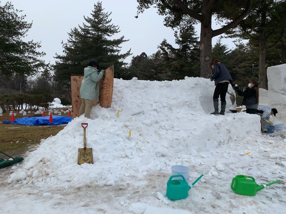 板を使いながら少しずつ形づくります