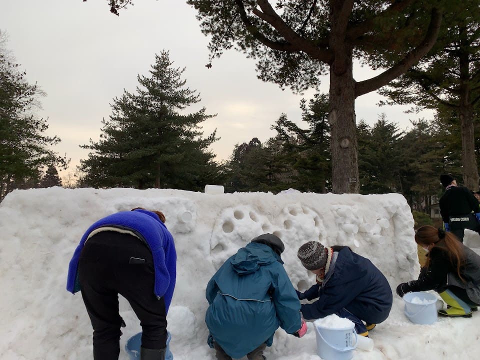 雪あかり用の穴を作ってます