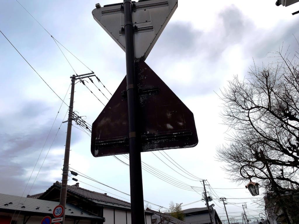 道路標識の裏側にも配慮