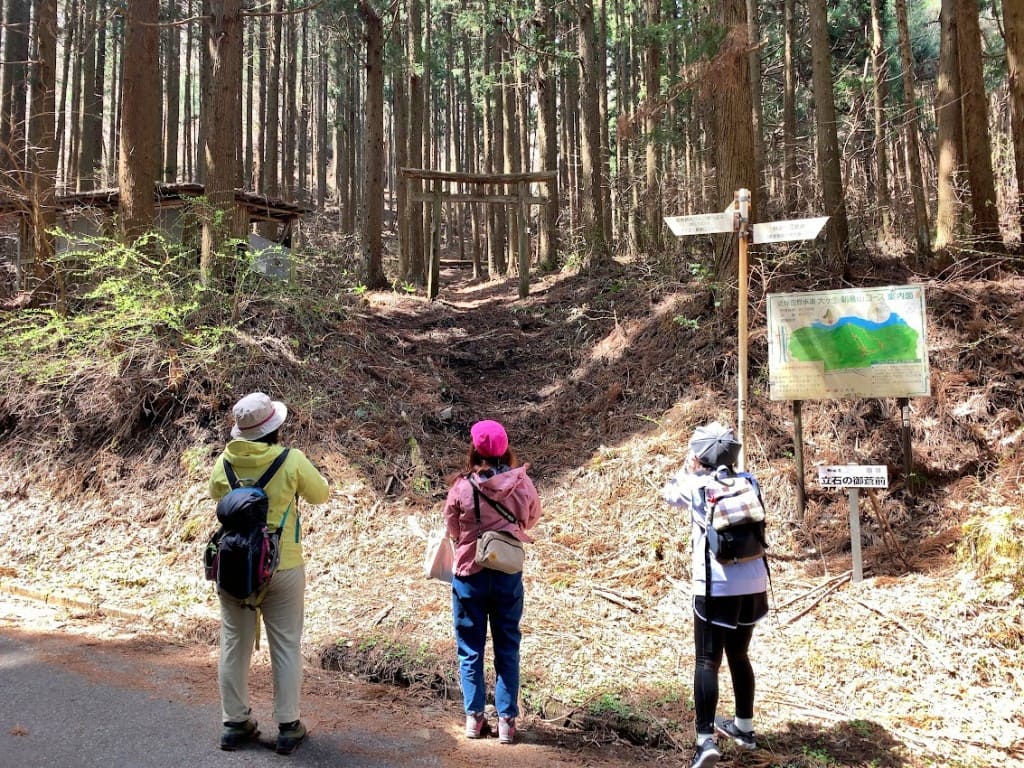 朝島山登山口（立岩神社前）