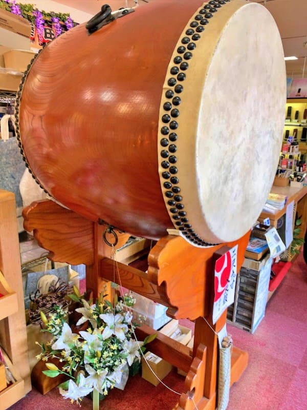 １階ショールームにある大きな宮太鼓（２尺９寸）が御出迎え