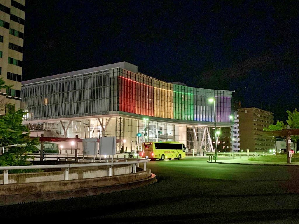 【期間限定】アイーナがレインボーカラーにライトアップ