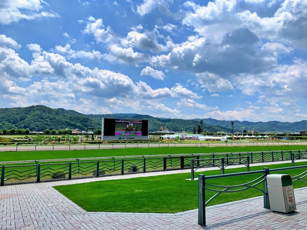 サブ会場1　福島競馬場馬場内から