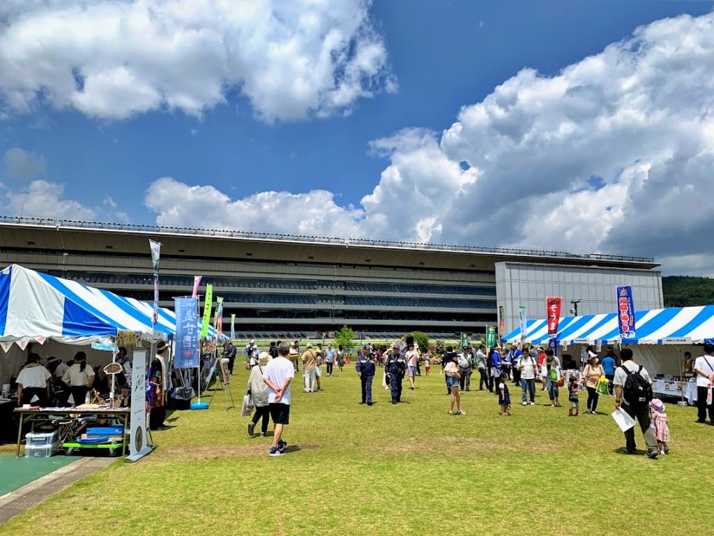 サブ会場1　福島競馬場馬場内から2