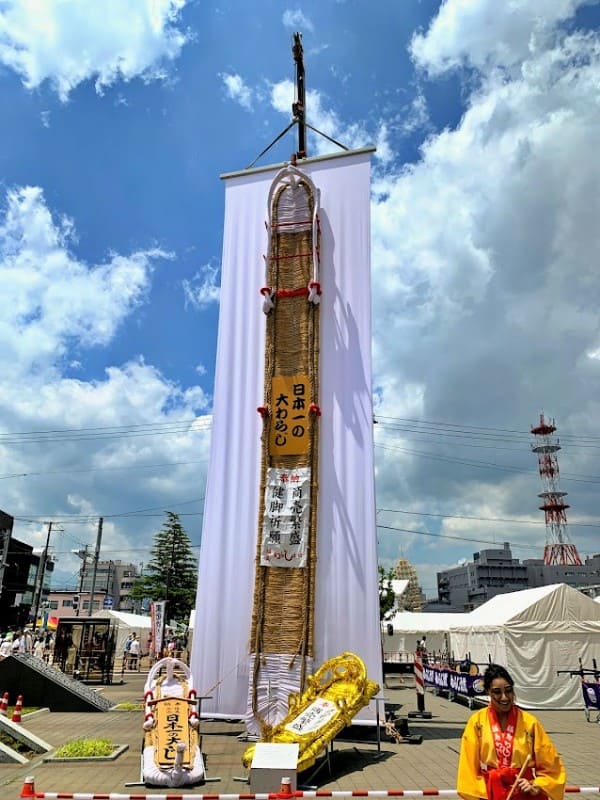 福島市役所前の日本一の大わらじ
