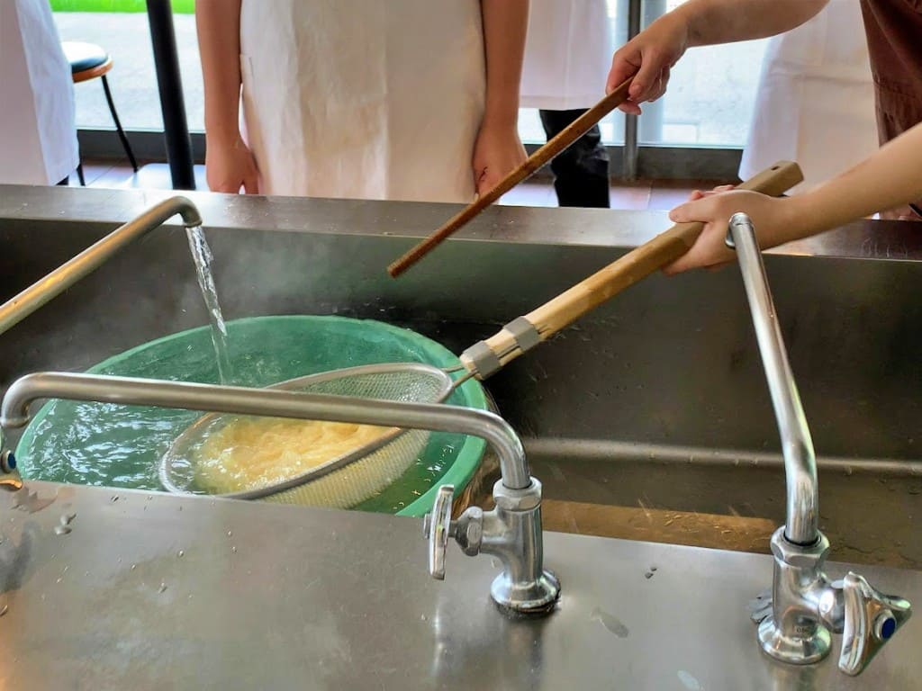 茹で終わったら水につけて...