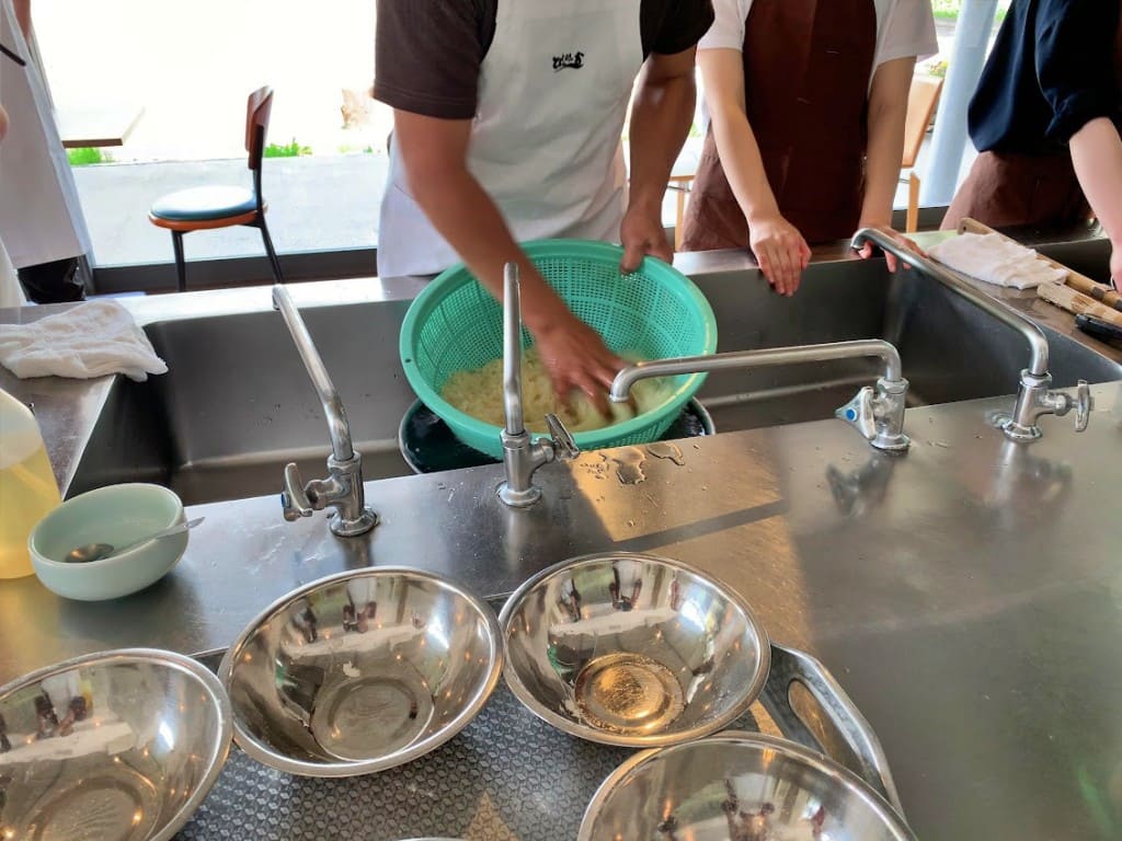 もみ洗い。粗熱とぬめりをトルトル