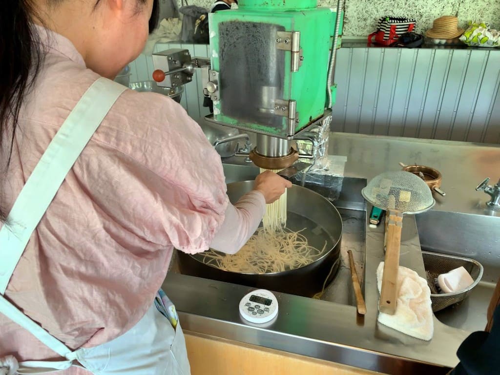 包丁で切り落とす