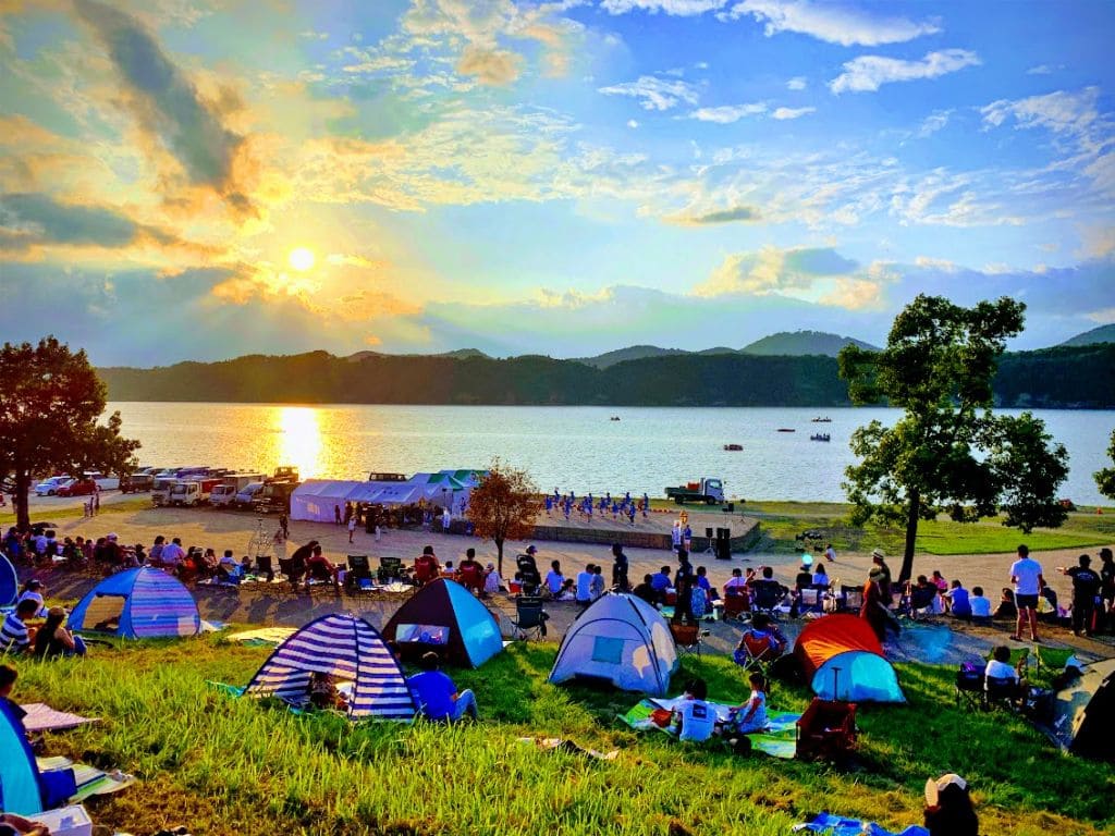 つなぎ温泉御所湖まつりの風景