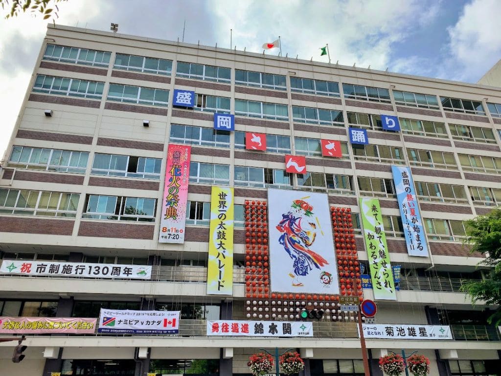 市役所にさんさ踊りの大看板登場