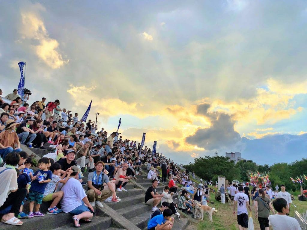 明治橋西側。堤防が階段上になっていて観覧席状態