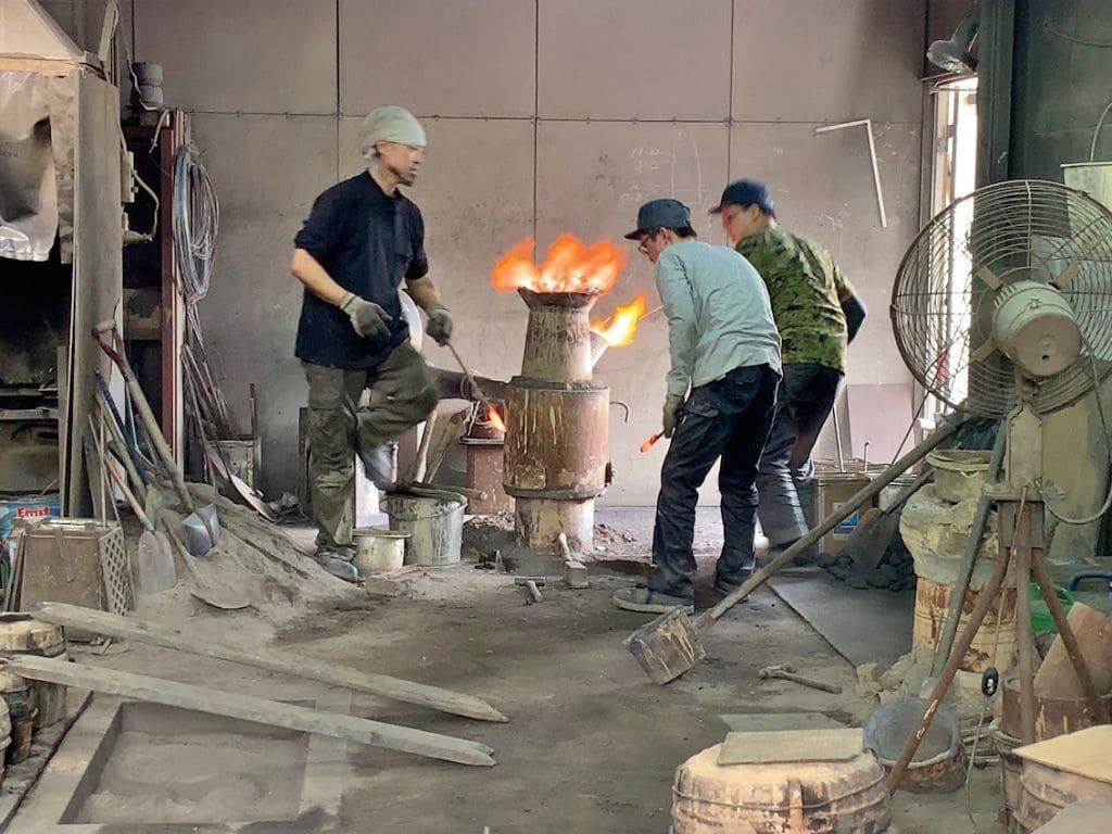 薫山工房さんでの熔解作業風景