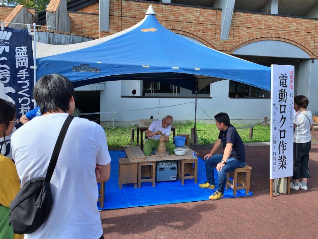 北杜窯さんによる「電動ロクロ」作業