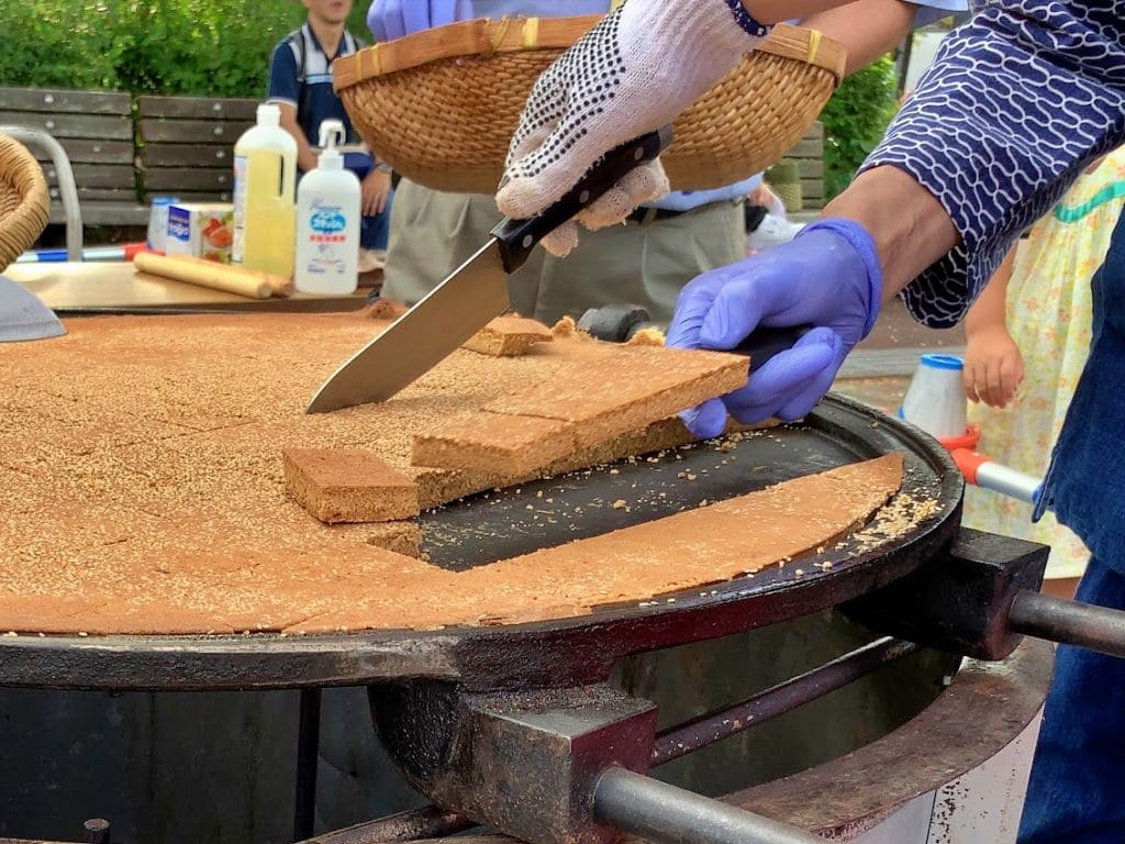 ジャンボ煎餅パフォーマンス