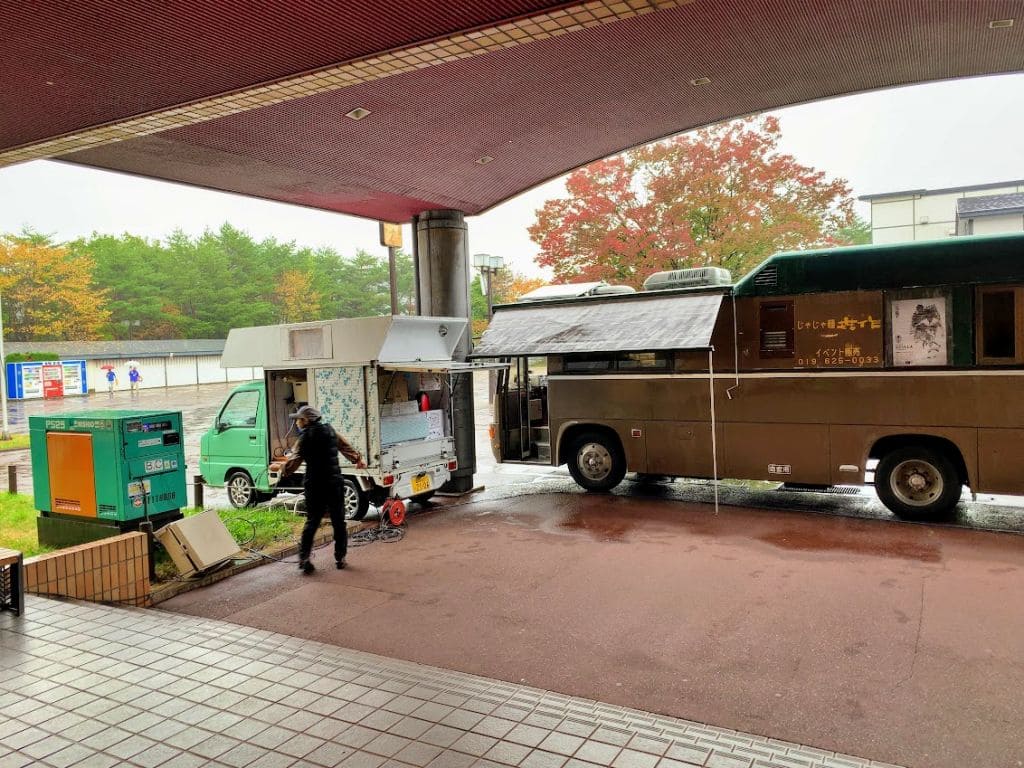 キッチンカーのみ、地場産センターの建物を出たところで出店