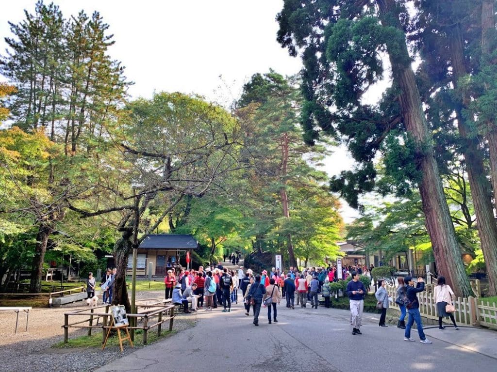 中尊寺は平日朝から団体観光客が拝観