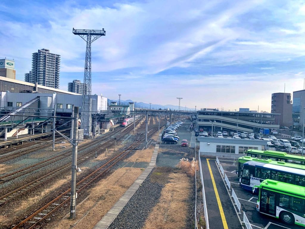 在来線ホームにこまち号
