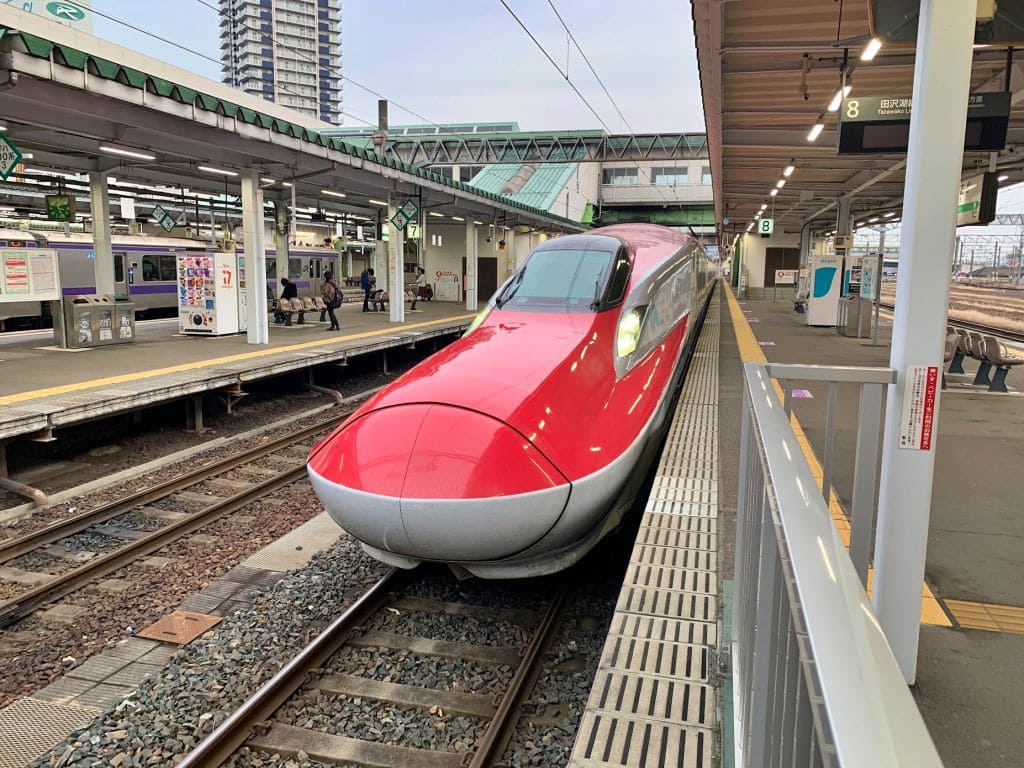 盛岡駅在来線ホームにこまち号