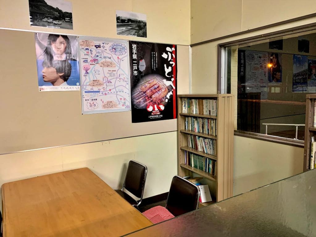 駅の待合室がプチ図書館