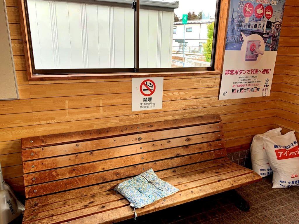 似内駅待合室