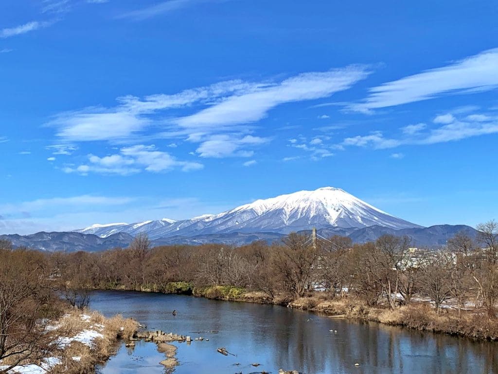 太田橋から見た雫石川と岩手山