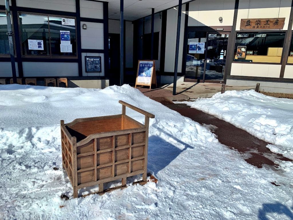 染屋たきうらさんの店舗と箱そり