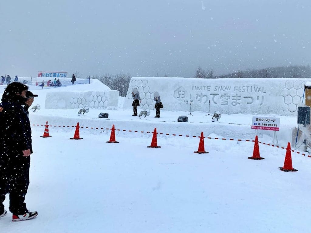メインステージでの雪中ライブ決行