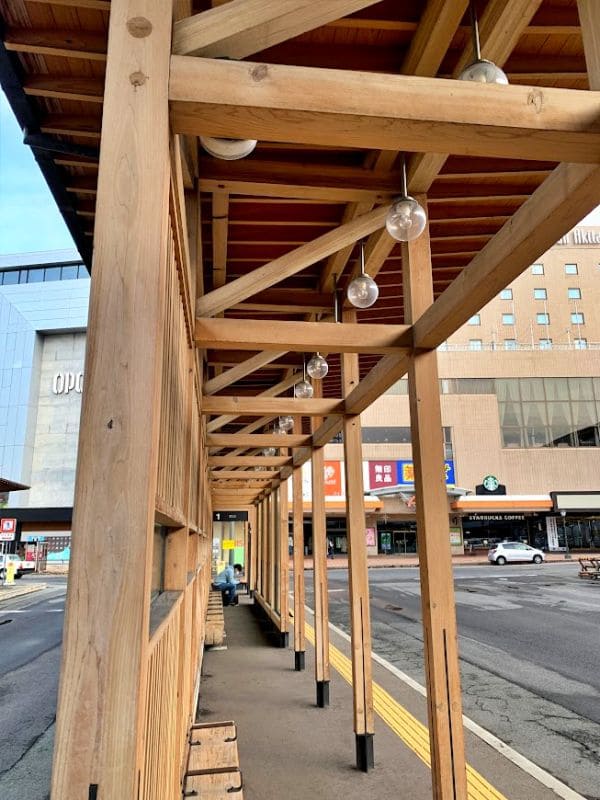 秋田駅西口バスターミナル写真２