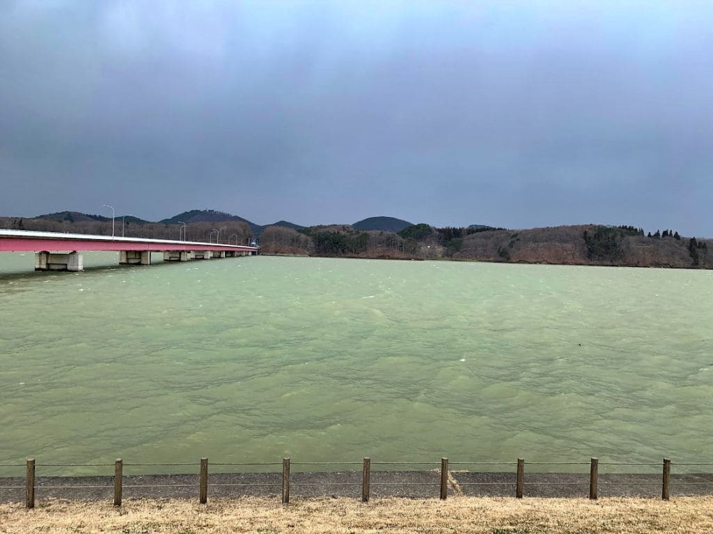 水量が多くて流れが早い御所湖