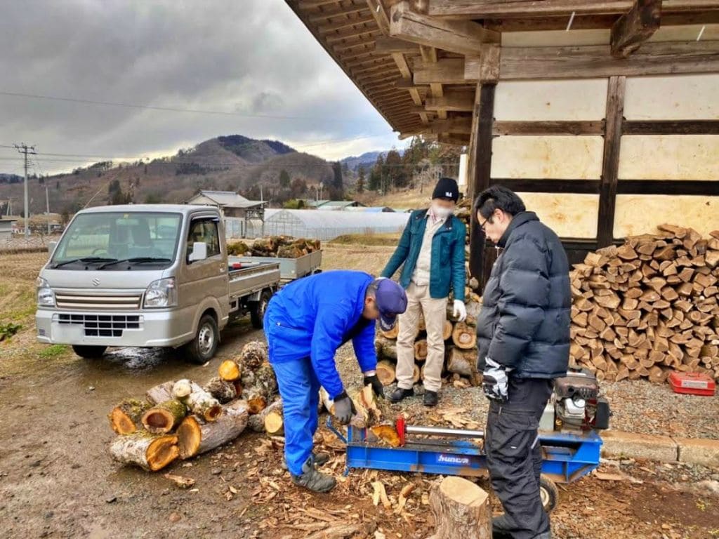 大ヶ生でりんごの木の薪割り2