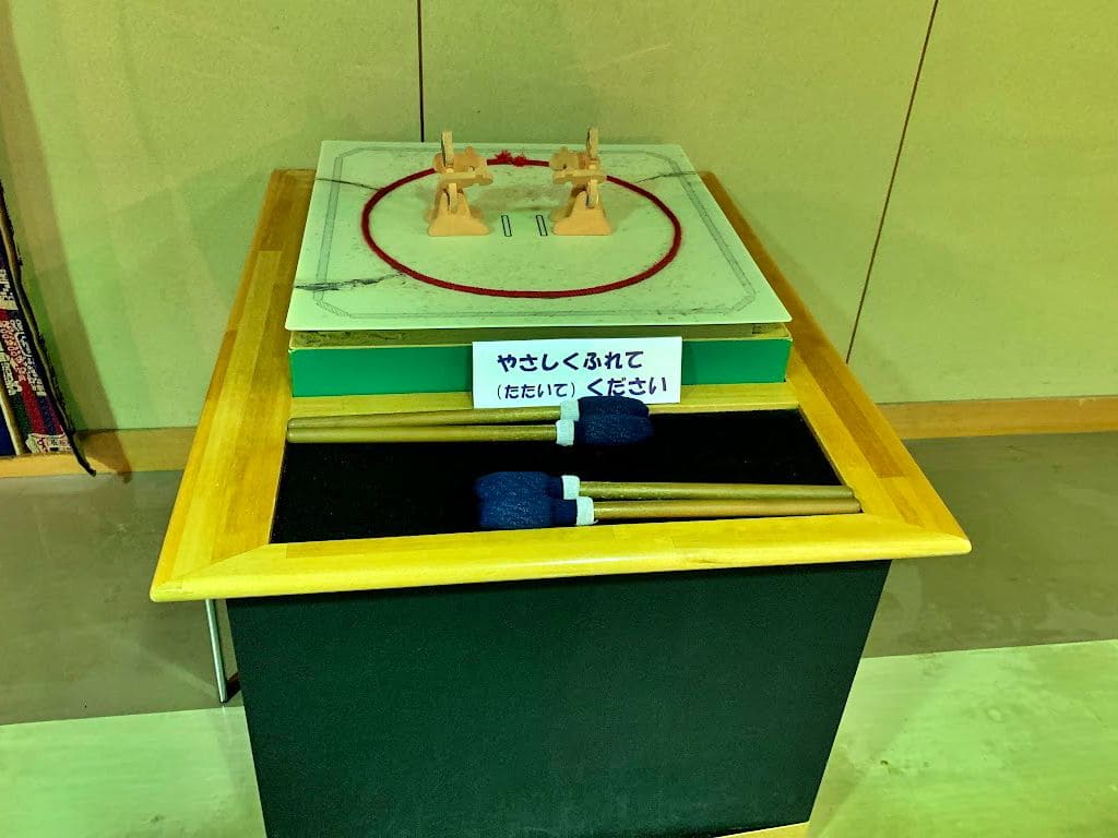 北秋田市「大太鼓の館」のトントン相撲コーナー