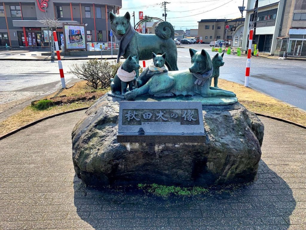 大館駅前の秋田犬の像