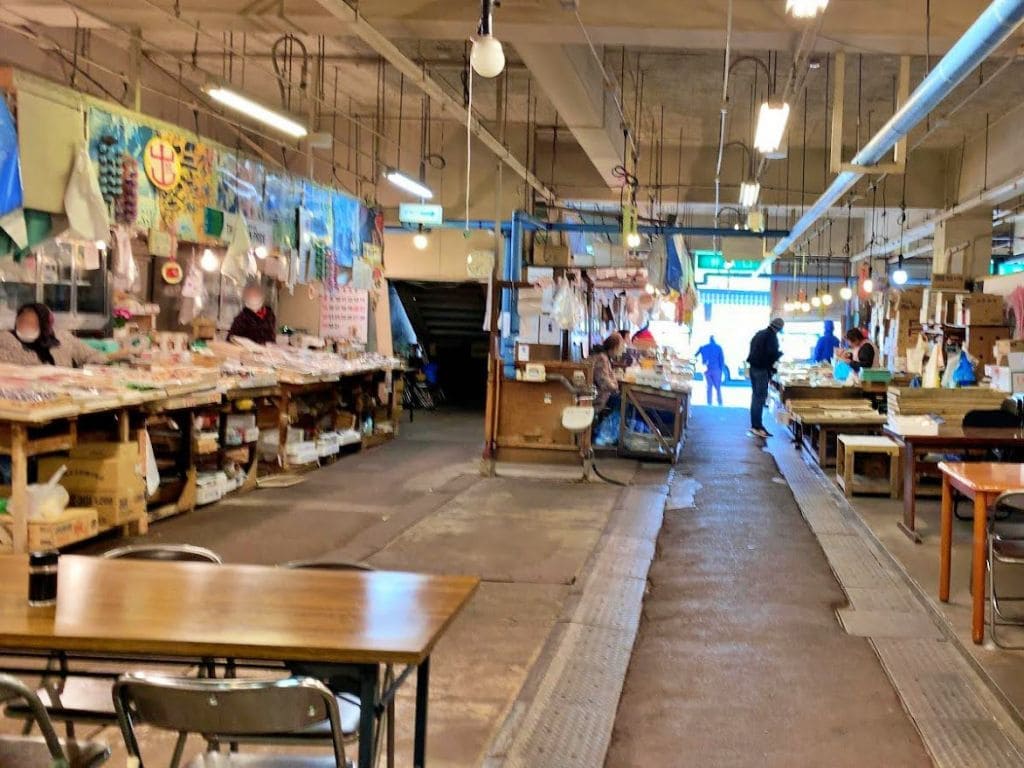 陸奥湊駅前朝市　市場内の風景