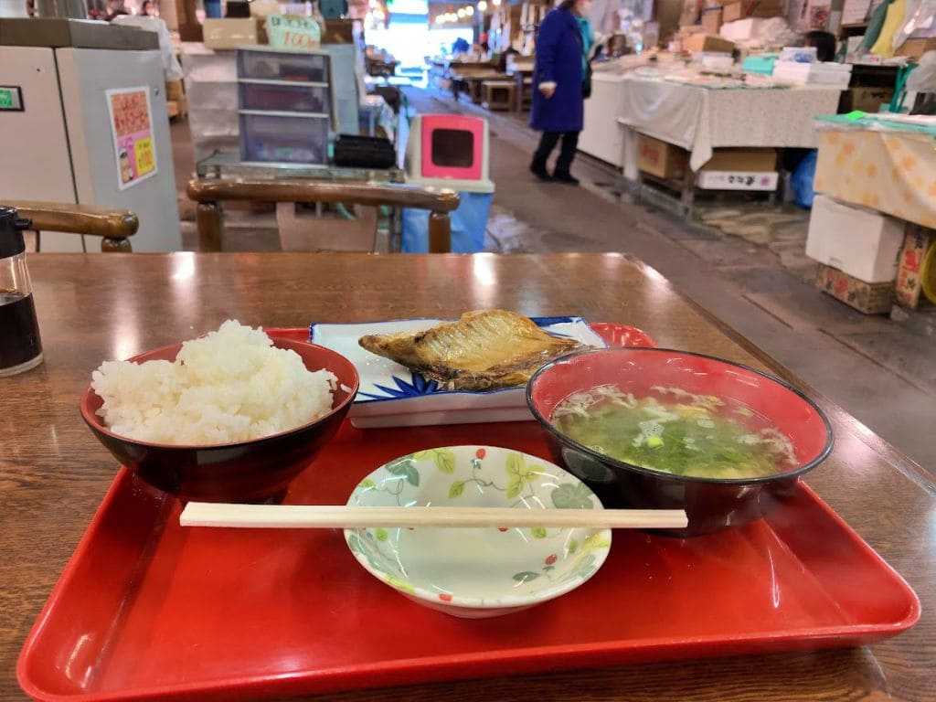 陸奥湊駅前朝市で朝ごはん