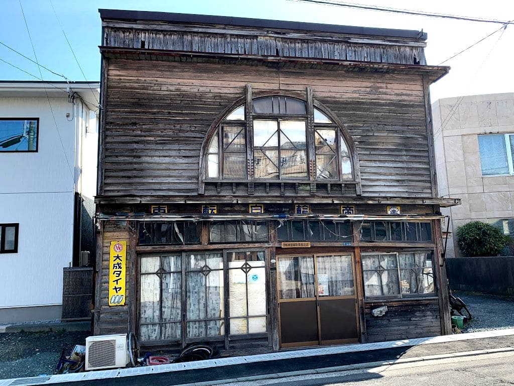 八戸市内の自転車屋さんだった建物？