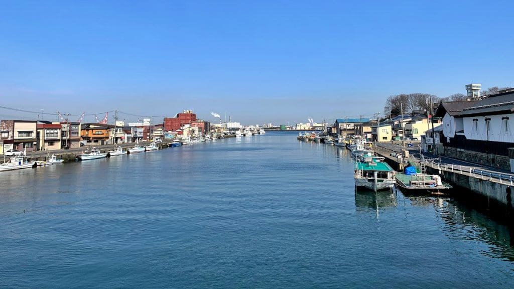 湊橋からみた新井田川の風景
