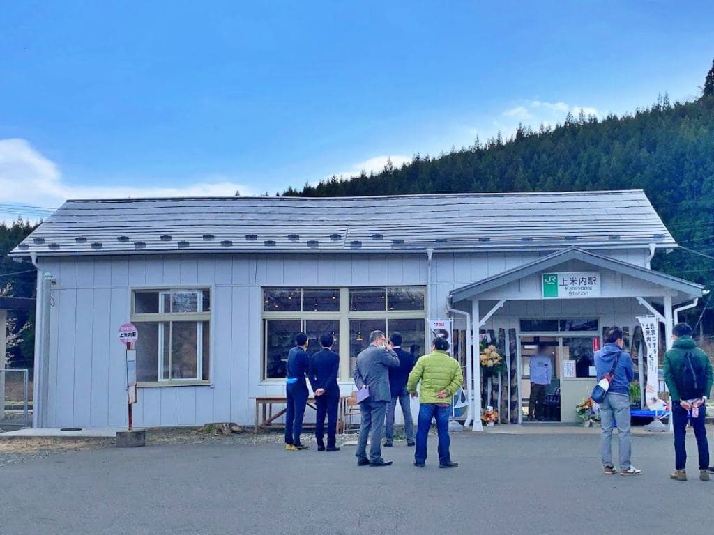 リニューアルオープンしたJR上米内駅駅舎の風景