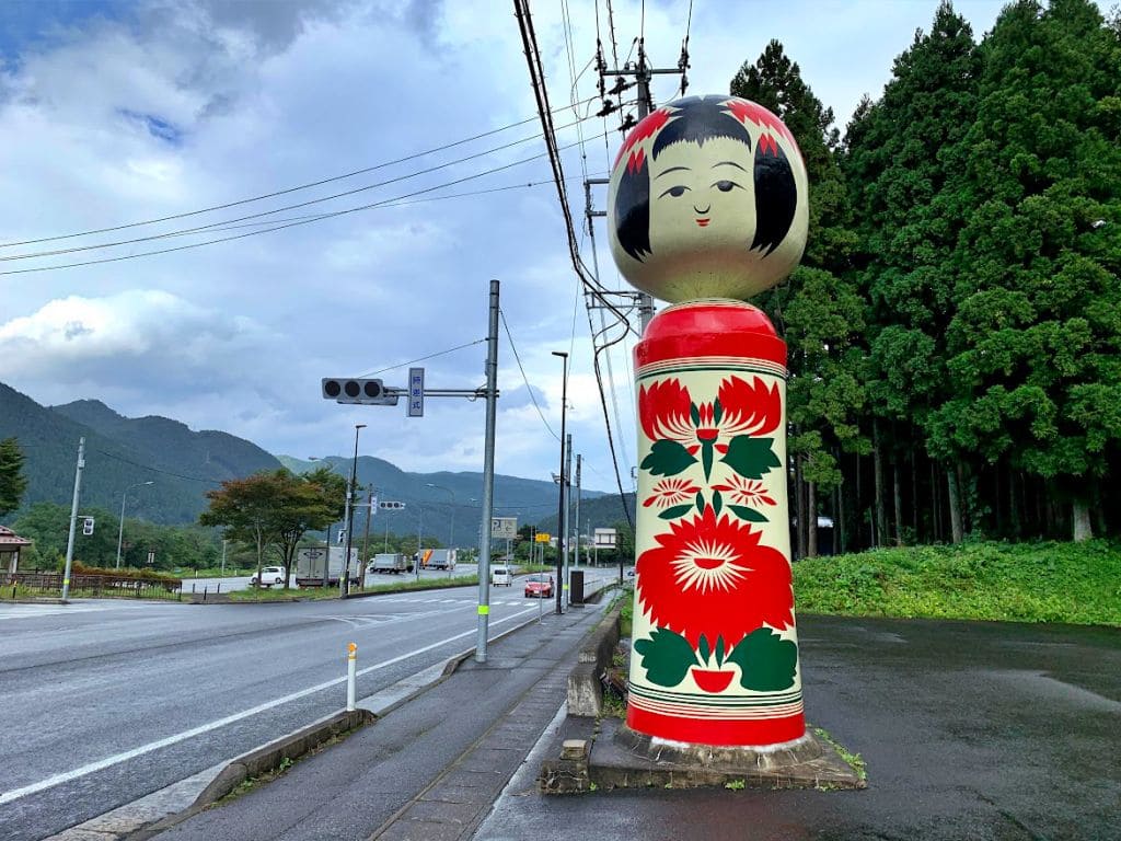 岩下こけし資料館前にある特大こけし