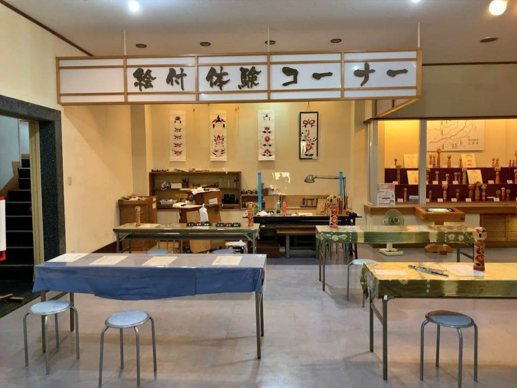 日本こけし館　絵付体験コーナー