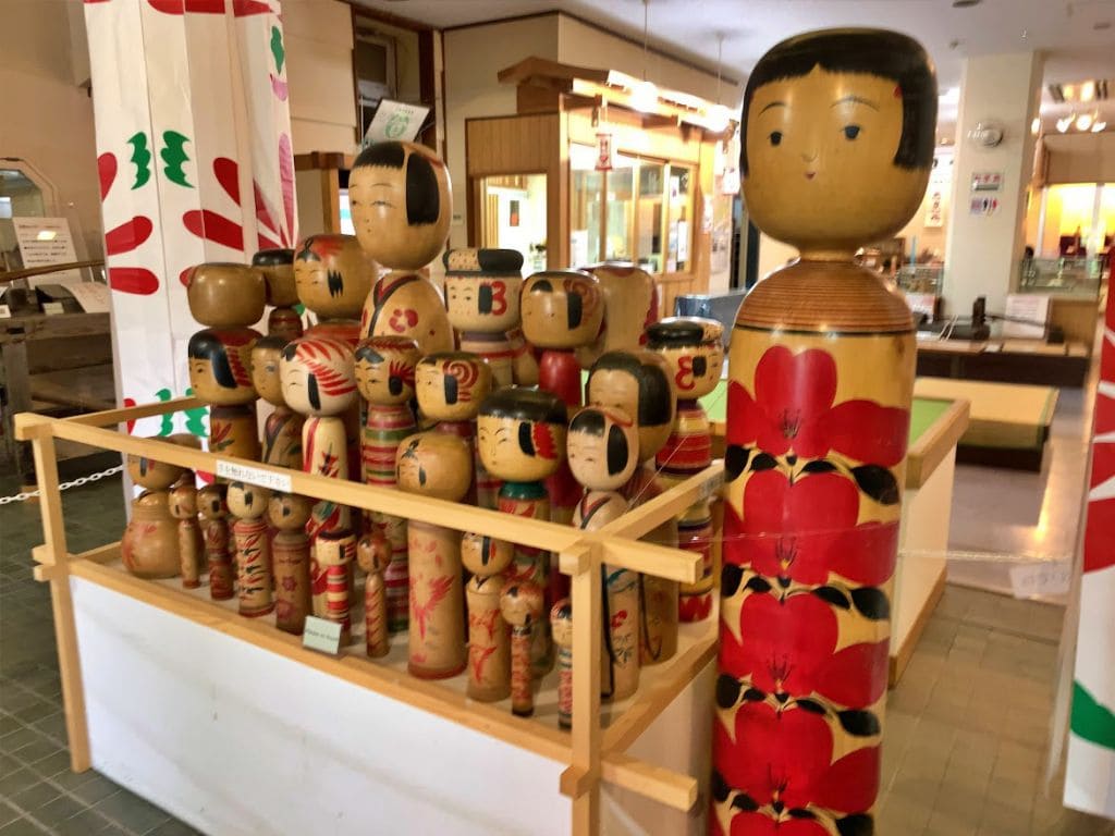 日本こけし館　こけしがお出迎え