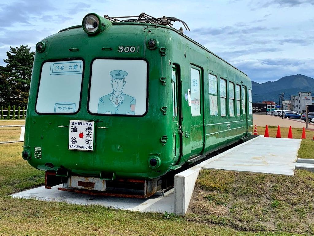 大館駅前の青ガエル