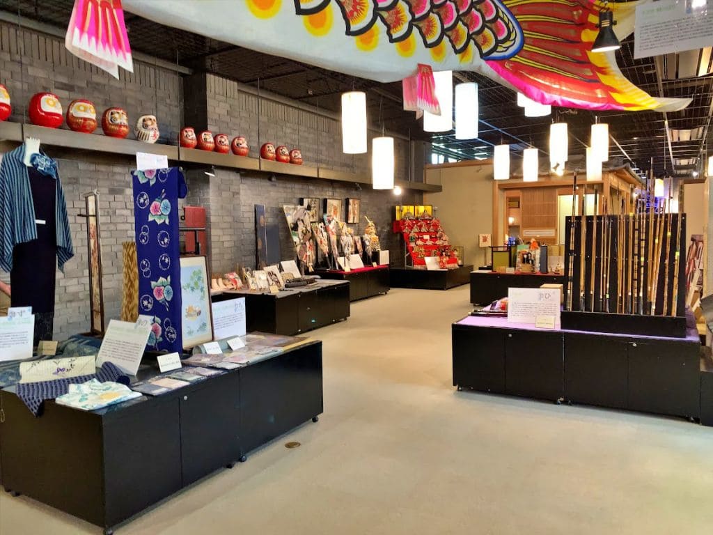 工芸品の展示スペース写真1