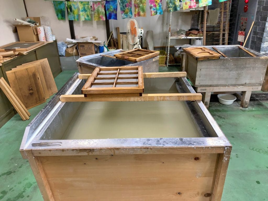 和紙工房で和紙漉き体験