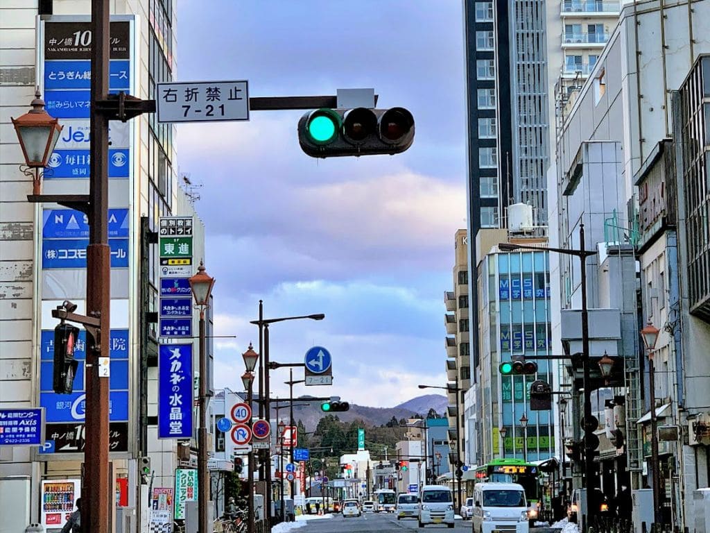 2020年12月17日時点の岩手銀行赤レンガ館前の交差点の様子