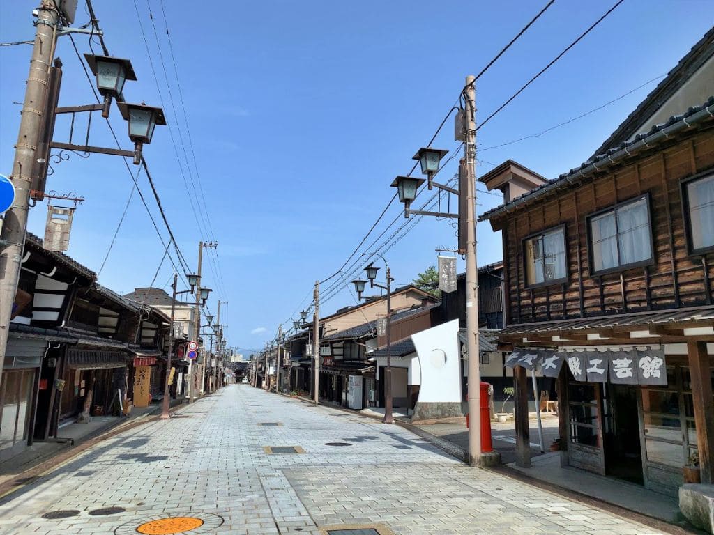 木彫りの里　八日町通り