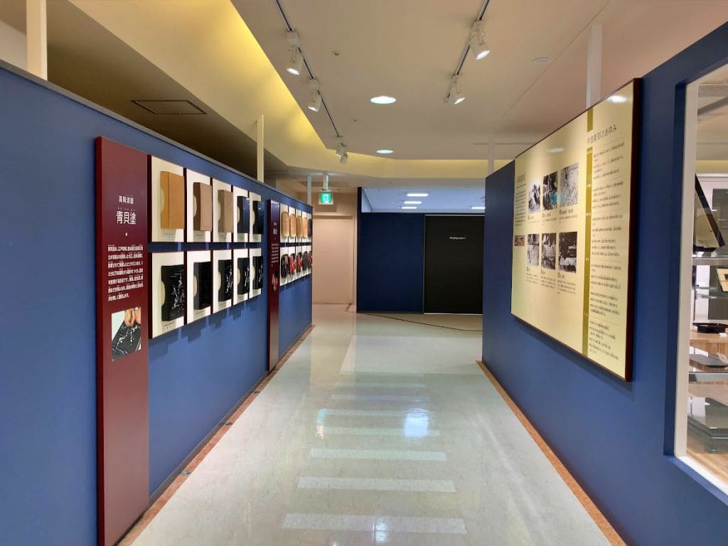 高岡の地場産品を紹介する展示コーナー